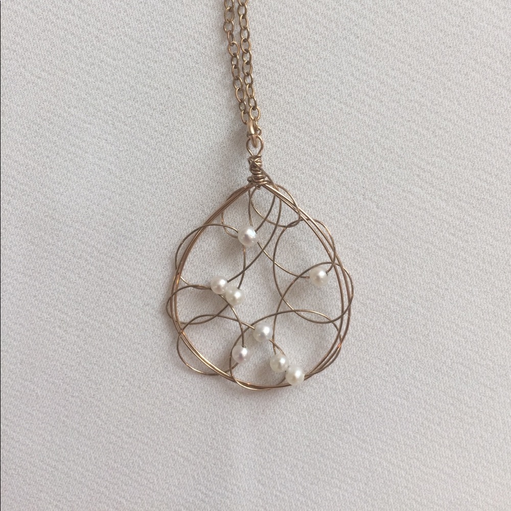 Gold and pearl necklace.