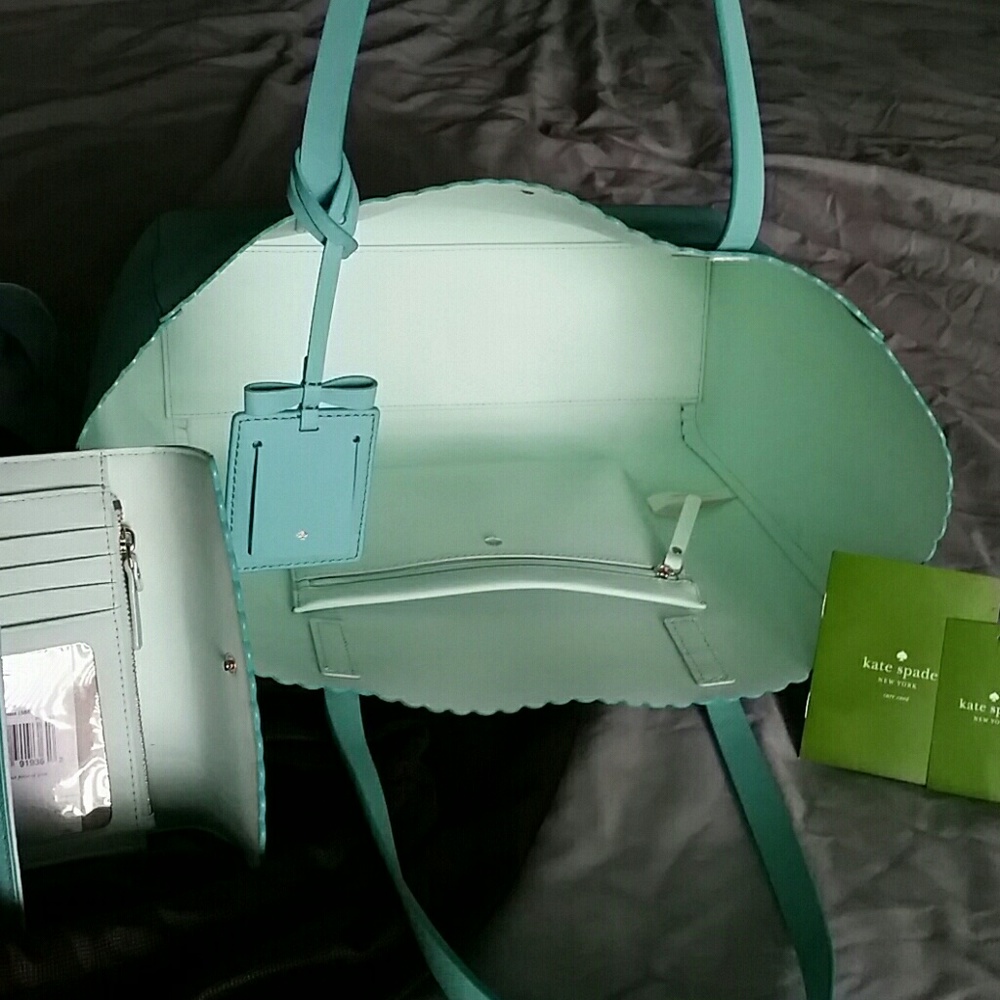 ♠Large Kate Spade tote and wallet - Picture 3 of 4