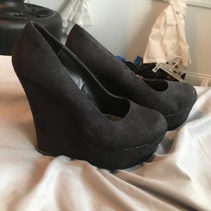 black wedges