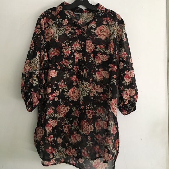 Wet Seal Tops - 🌺floral print blouse🌺