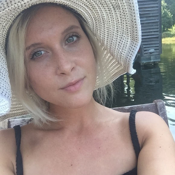 Meet Your Posh Stylist! - Picture 2 of 4