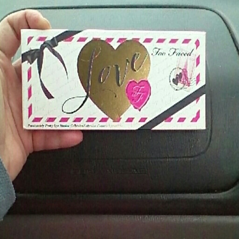 A beautiful palette discontinued with 15 shades