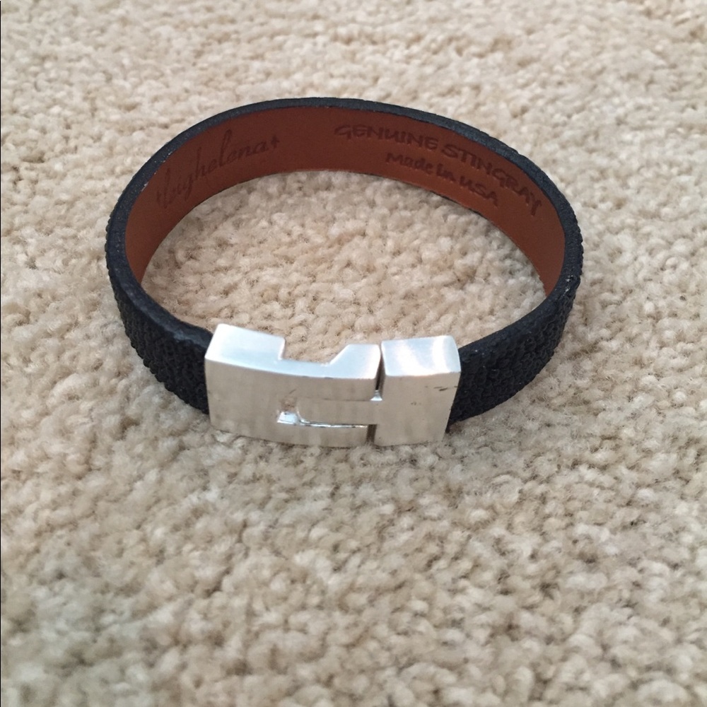 Leighelena Black stingray bracelet