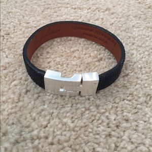 Leighelena Black stingray bracelet