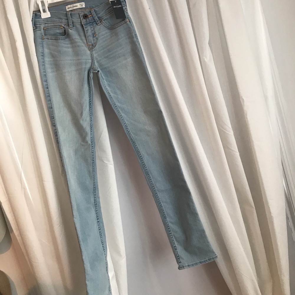 skinny jeans/ light wash