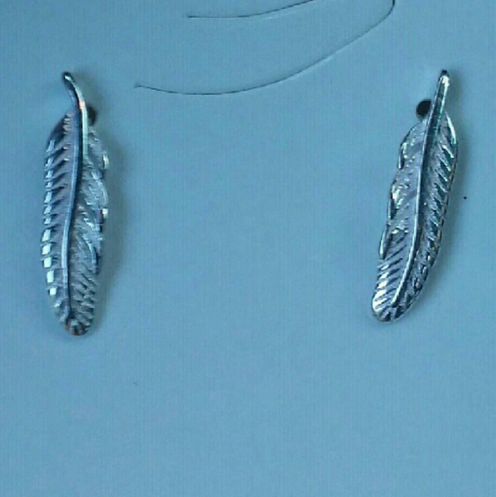 ๐HP๐ Sterling Silver New Feather Stud Earrings - Picture 3 of 3