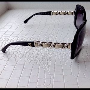 CHANEL leather & chains black oversized sunglasses