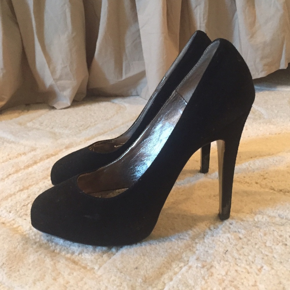 Black designer pumps!
