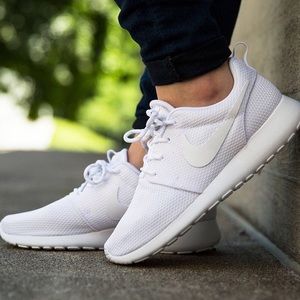 NIKE white roshe running shoes