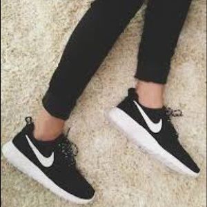 NIKE black roshe running shoes