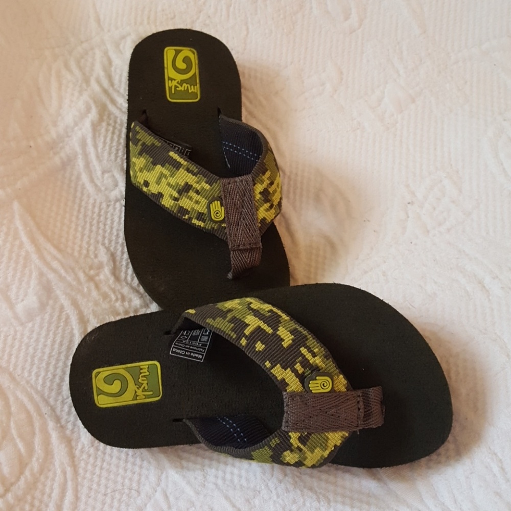 Toddlers Teva mush flip flops