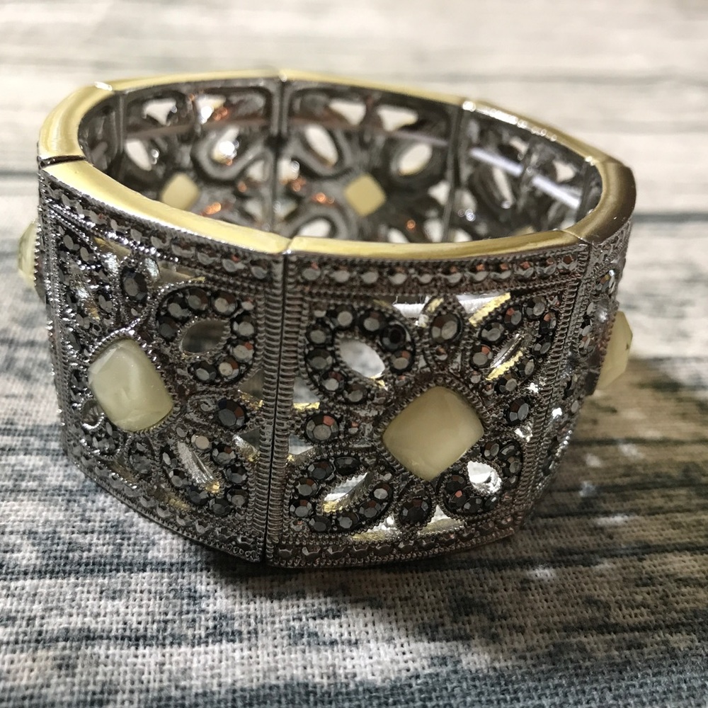 Vintage Inspired Stretch Bracelet 🍾