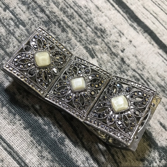 Vintage Inspired Stretch Bracelet 🍾 - Picture 2 of 4