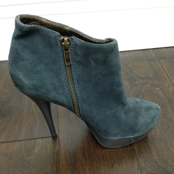 Steve Madden Chelseey Ankle Boots - Picture 4 of 8