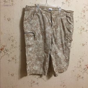 Pet friendly home. Like new capri pants