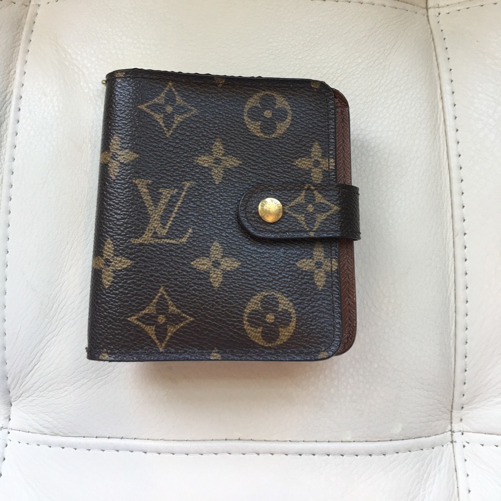 Louis Vuitton "compact zippe" wallet