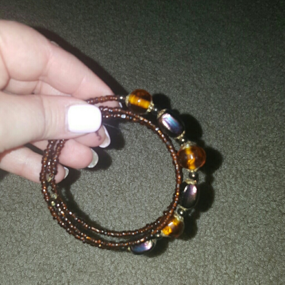 Beaded bracelet with accent stones
