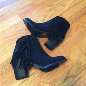 BLACK FRINGE BOOTIES