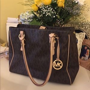 Micheal Kors Bag- medium size. Good condition!