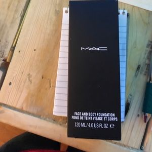 MAC Face and body foundation