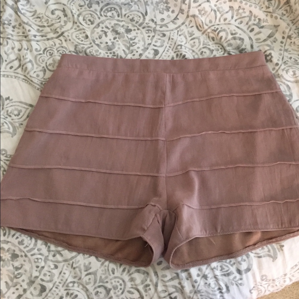 NEVER WORN- Mauve shorts with lined detailing