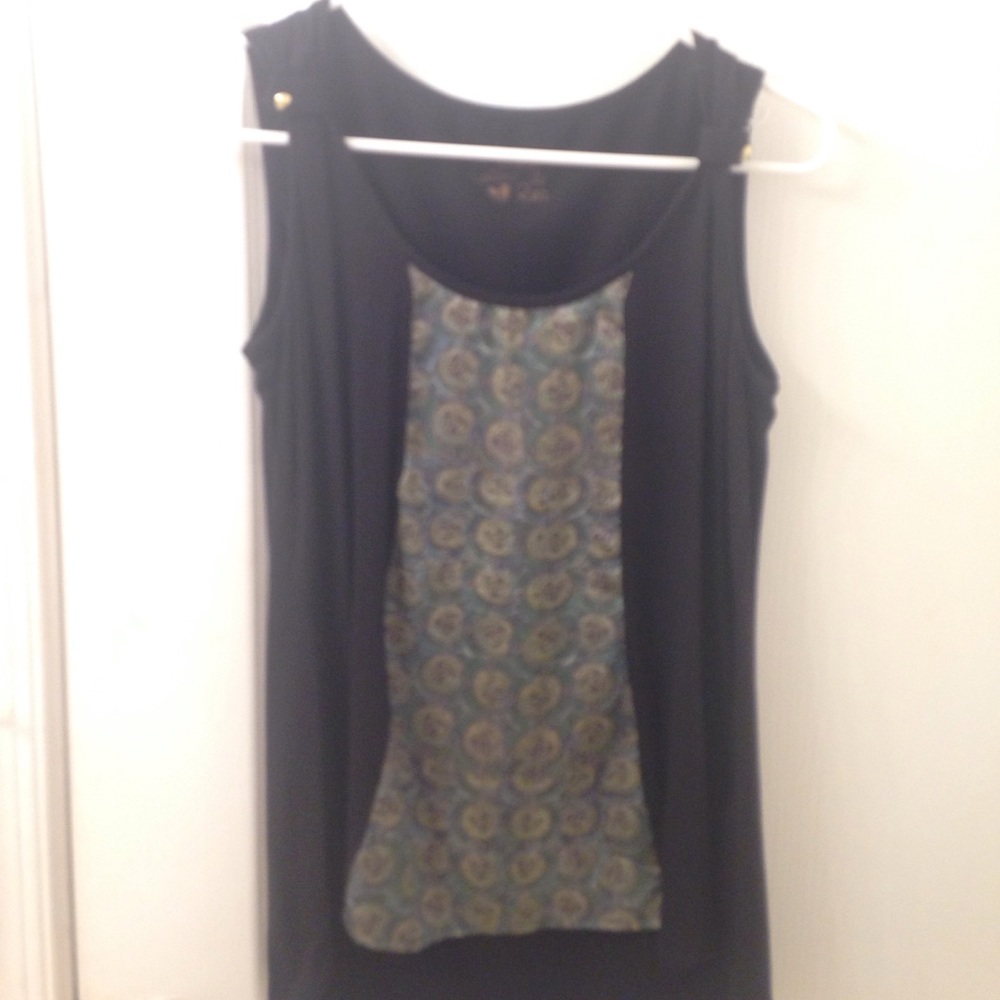 Cute blouse with pattern in center