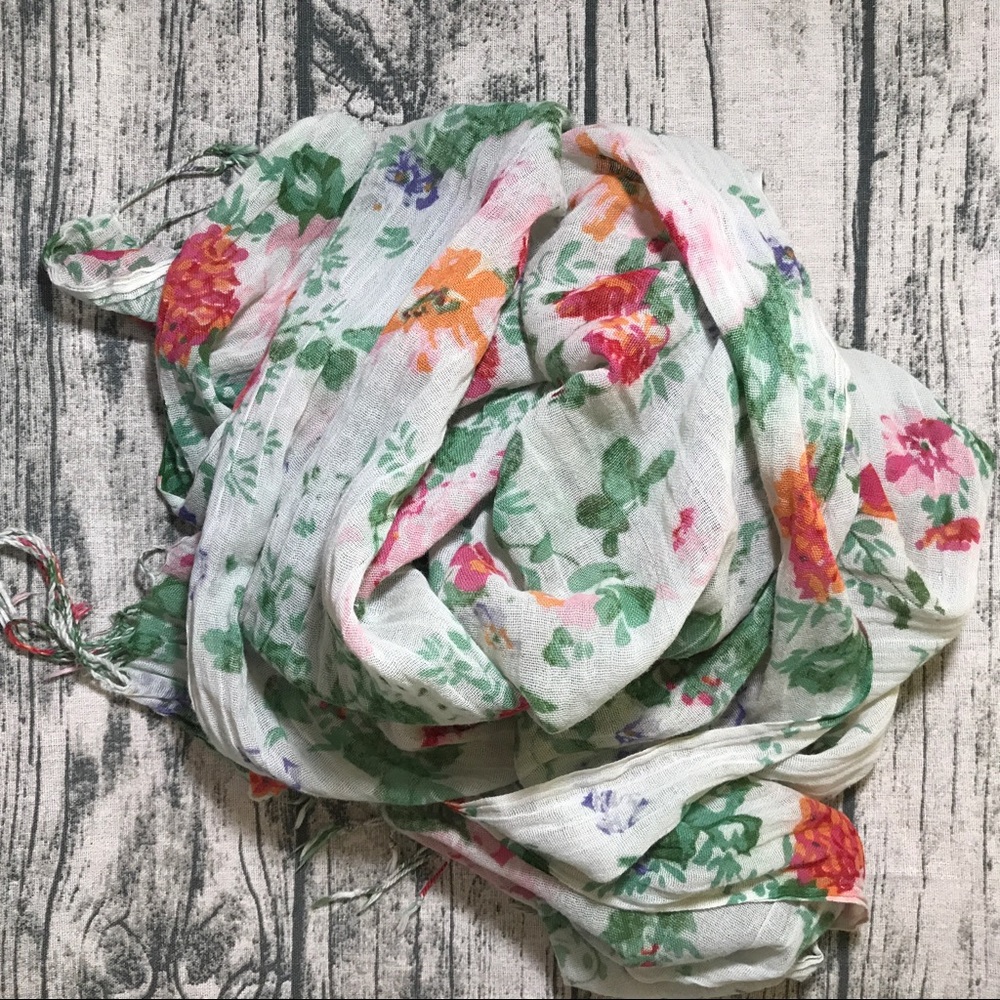 Floral Lightweight Scarf 🌷