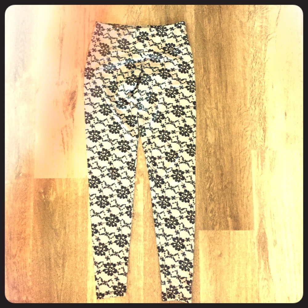 ONZIE s/m faux lace print leggings