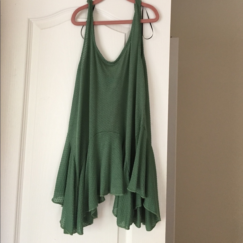 NWT- Flowy green tank with high low detailing