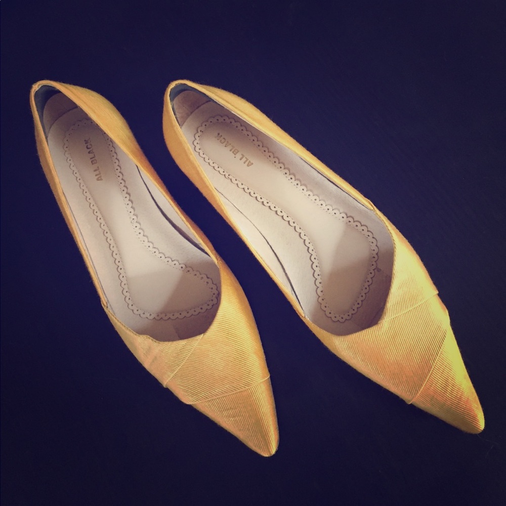 ALL BLACK Size 9 (39) Golden Fabric Shoe Akira.