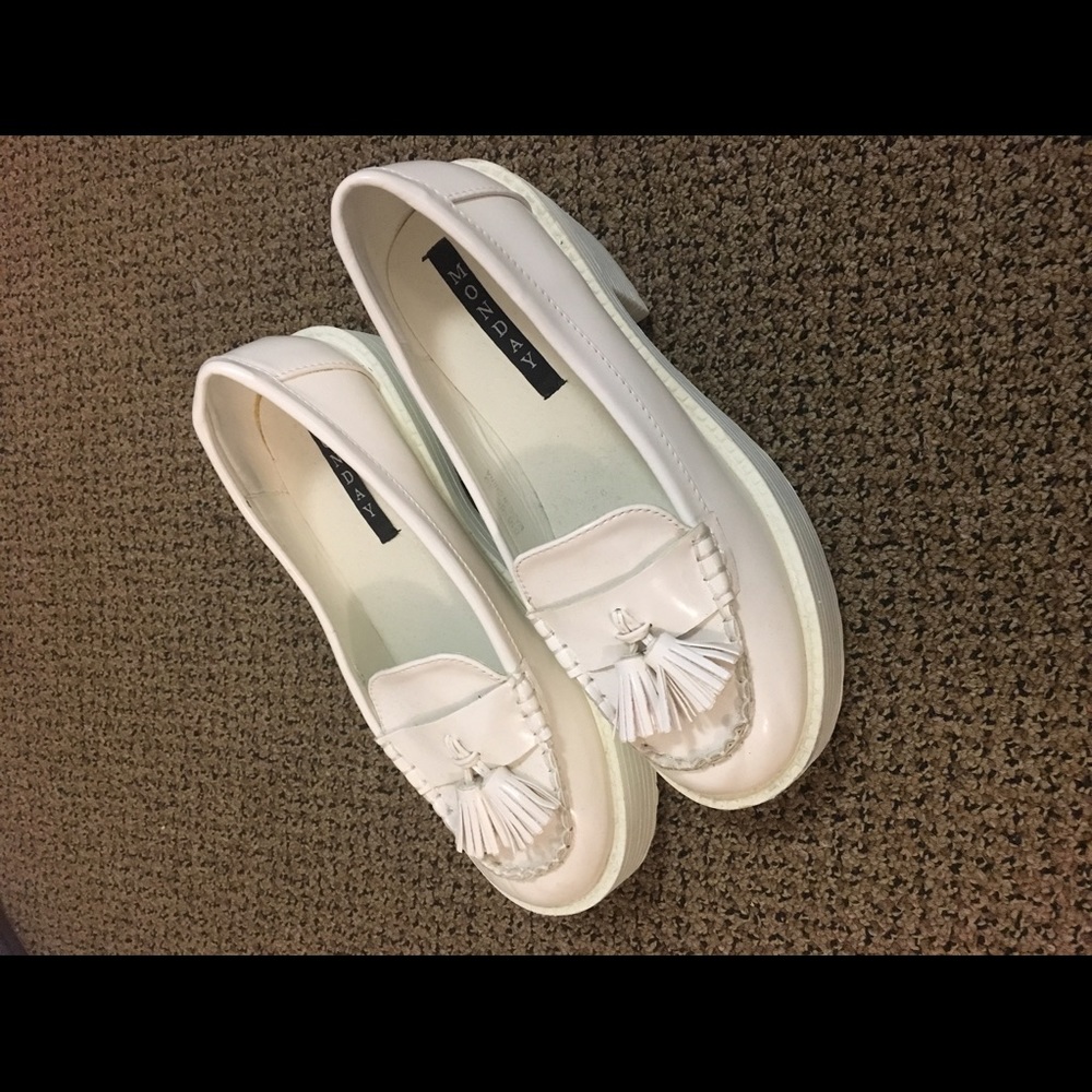 White casual mid heels