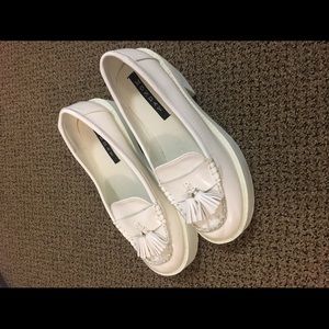 White casual mid heels