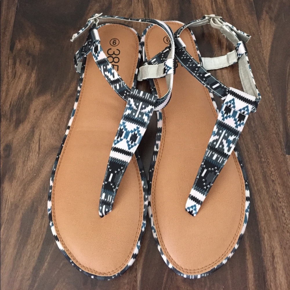 T-strap sandal w/print - new without tags!
