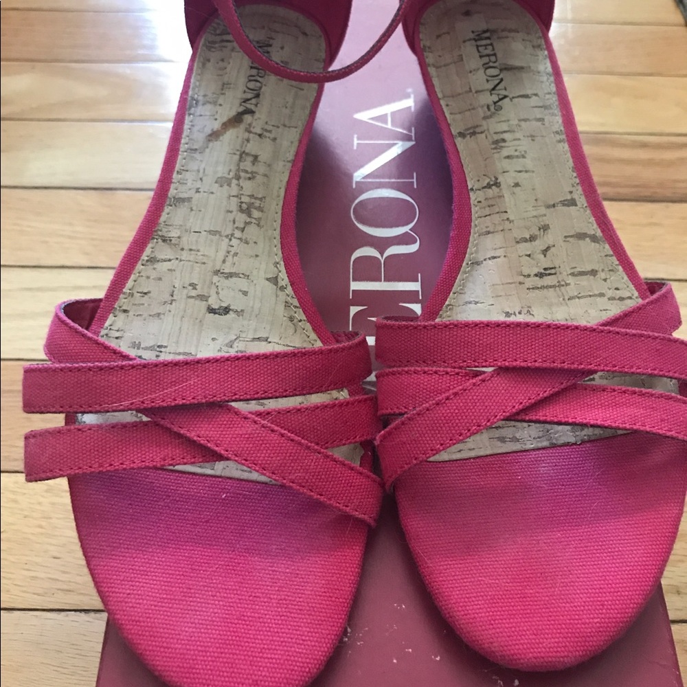 Like new Sandals pink! Super cute