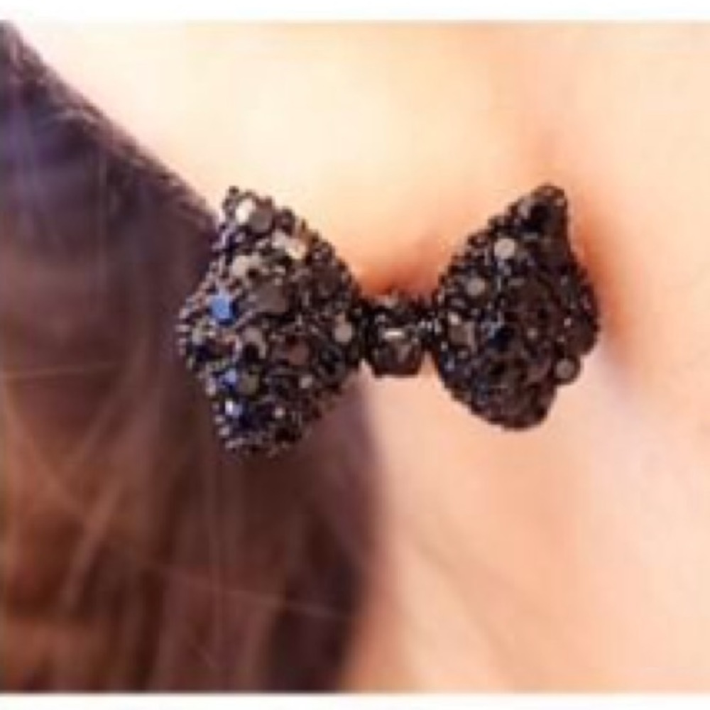 ✨cute bow studs ✨