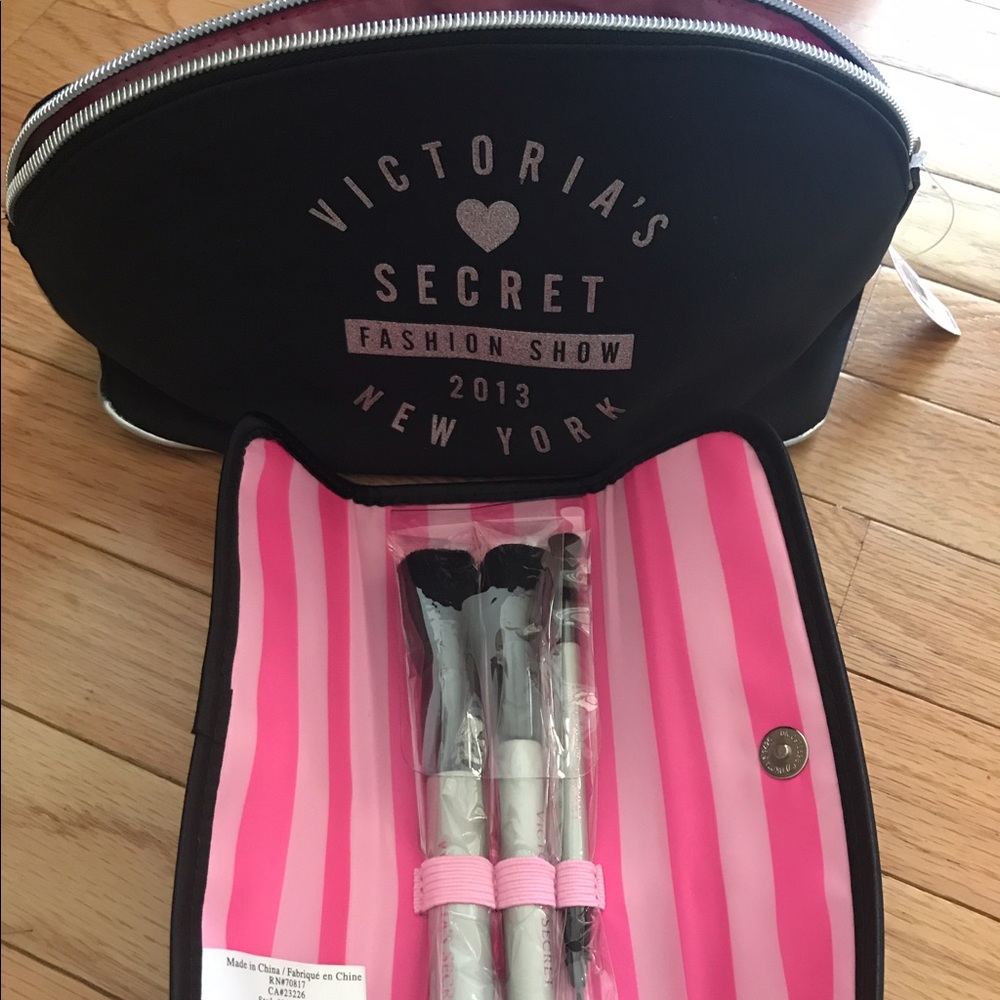 New Victoria Secret makeup bag with brush set