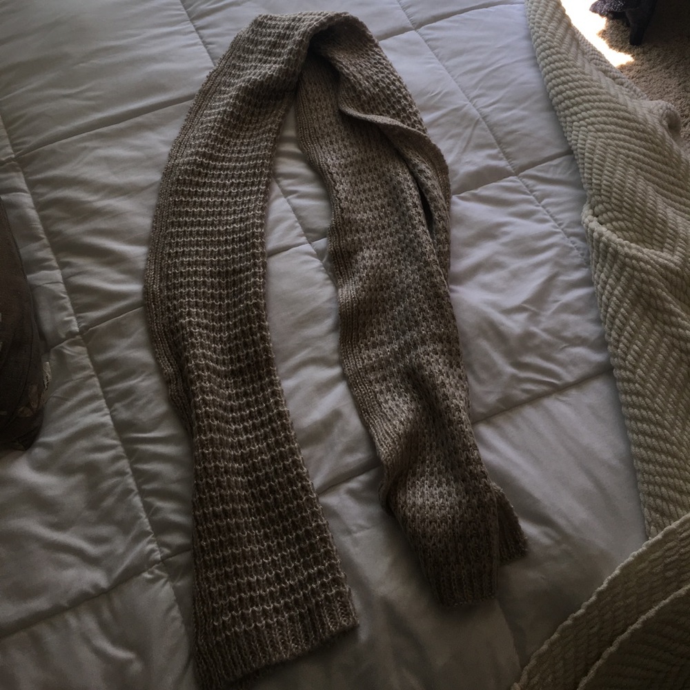 BANANA REPUBLIC SCARF. TAG ATTACHED.