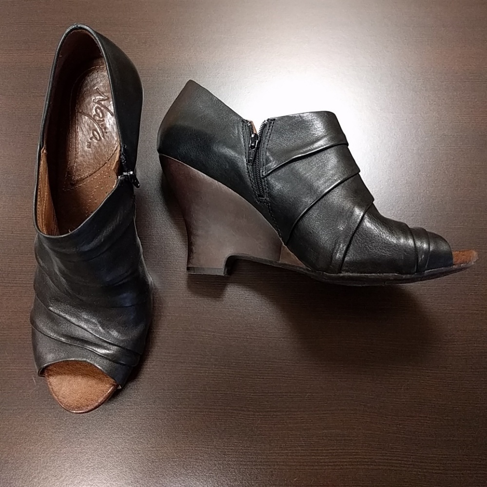 Naya  Genesis Wedge Booties