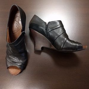 Naya  Genesis Wedge Booties