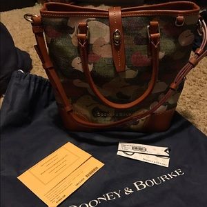 Medium Cayden tote in camo