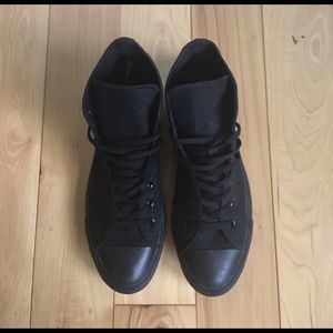 Black Out Converse high-tops