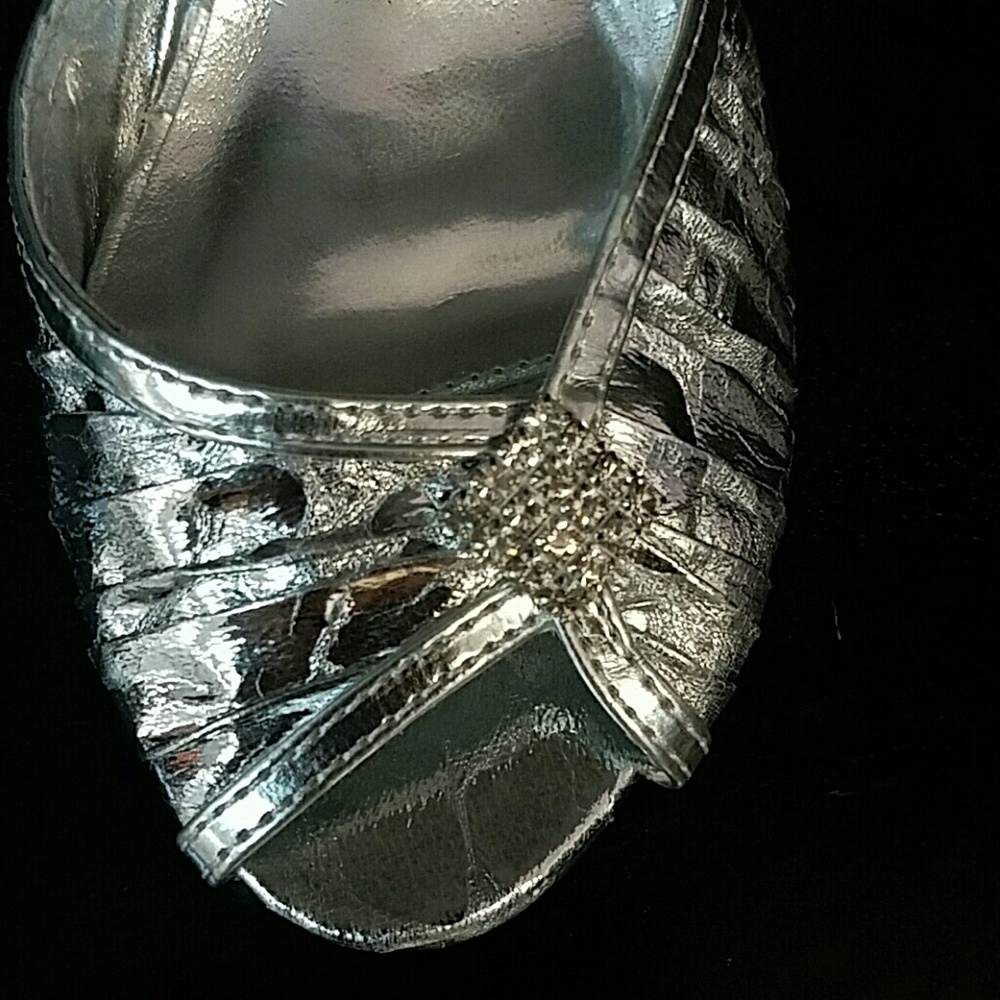 Silver heels - Picture 2 of 3
