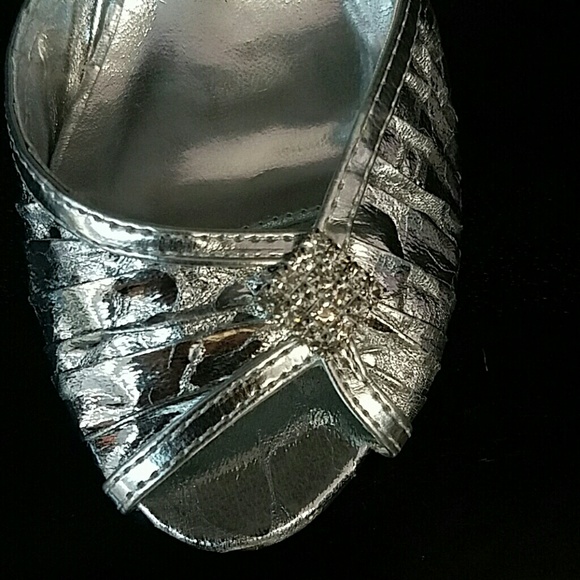 Silver heels - Picture 2 of 3