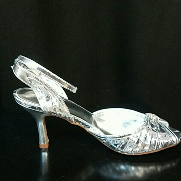 Silver heels - Picture 3 of 3