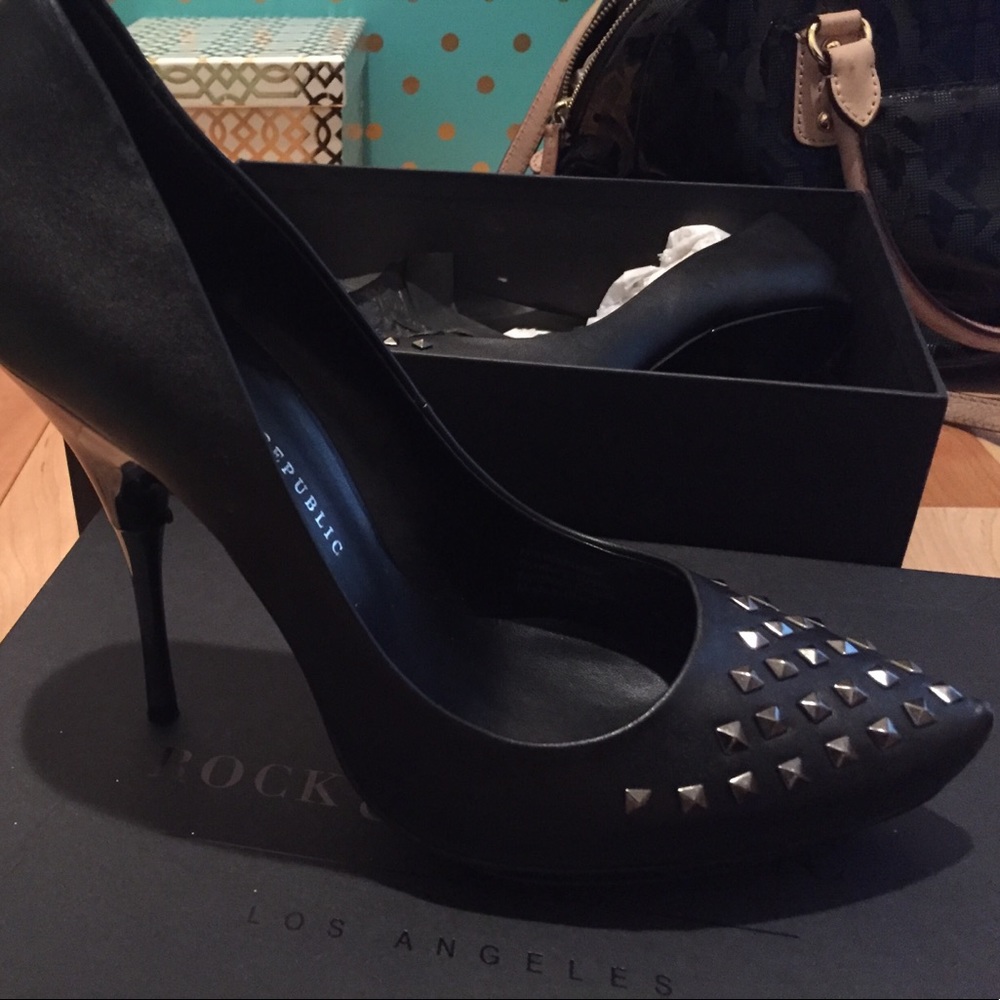 Black Pumps - image 2