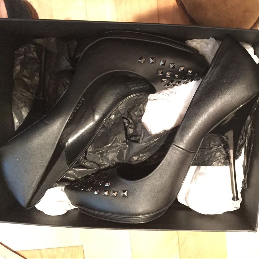 Black Pumps - image 3