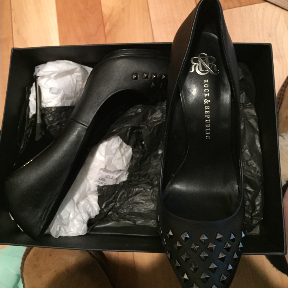 Black Pumps - image 4