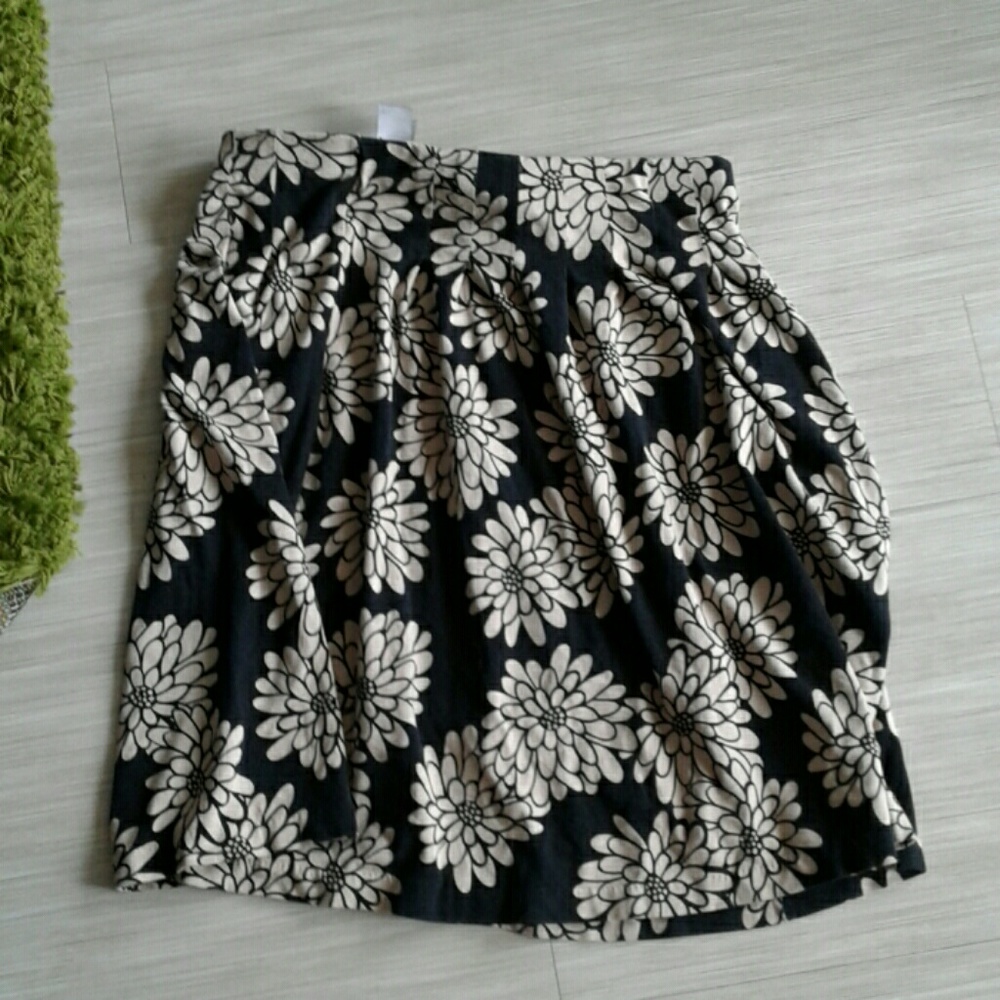 Liz Claiborne Large slightly pleated skirt