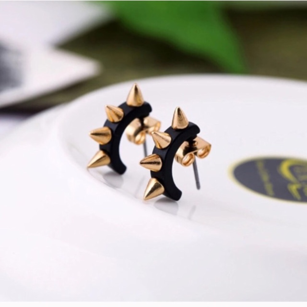 ✨Spike rivet ear studs✨