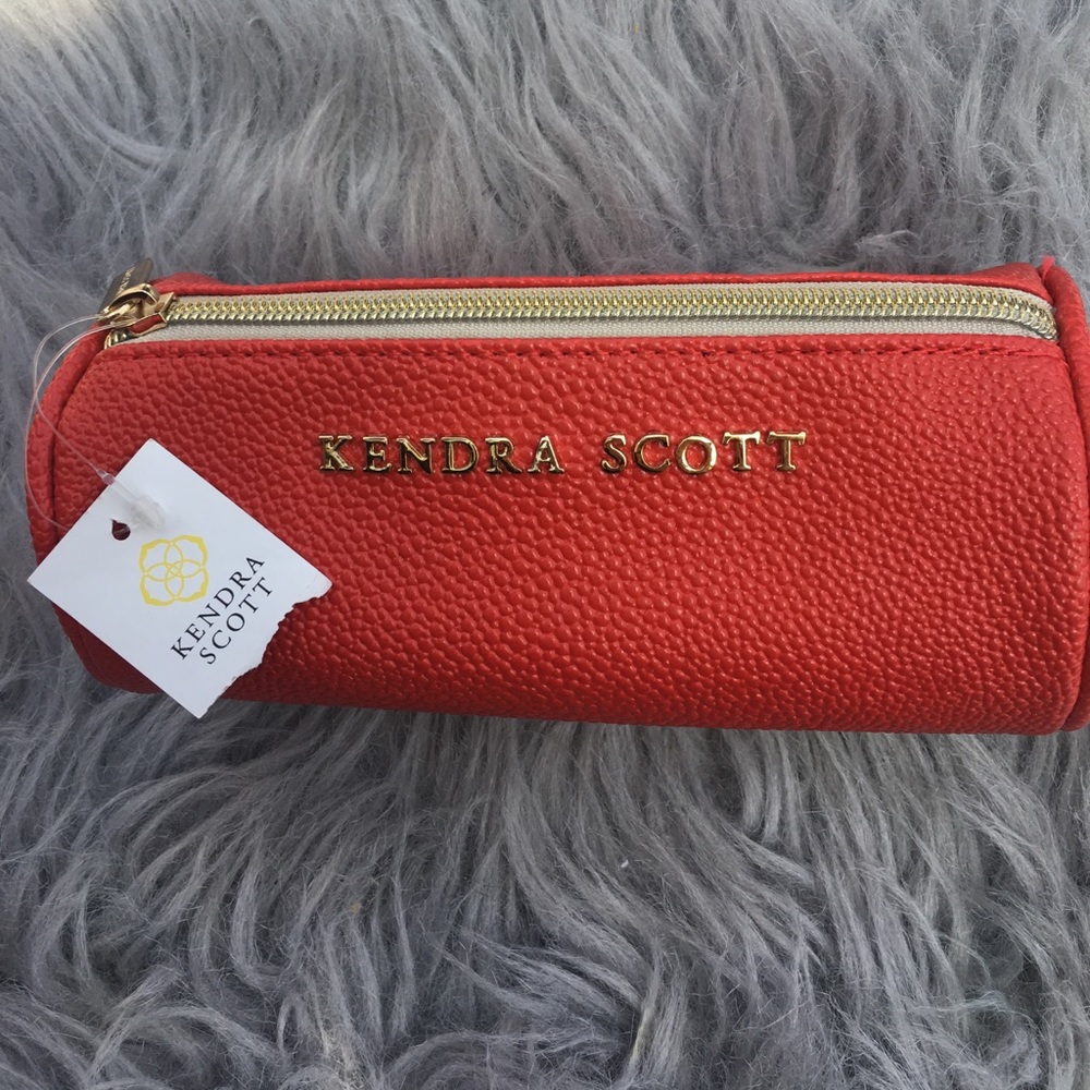 Kendra Scott everyday stingray bag.